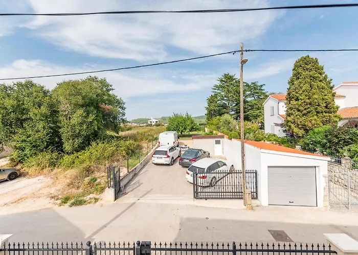 2 Bedroom Amazing In Bibinje